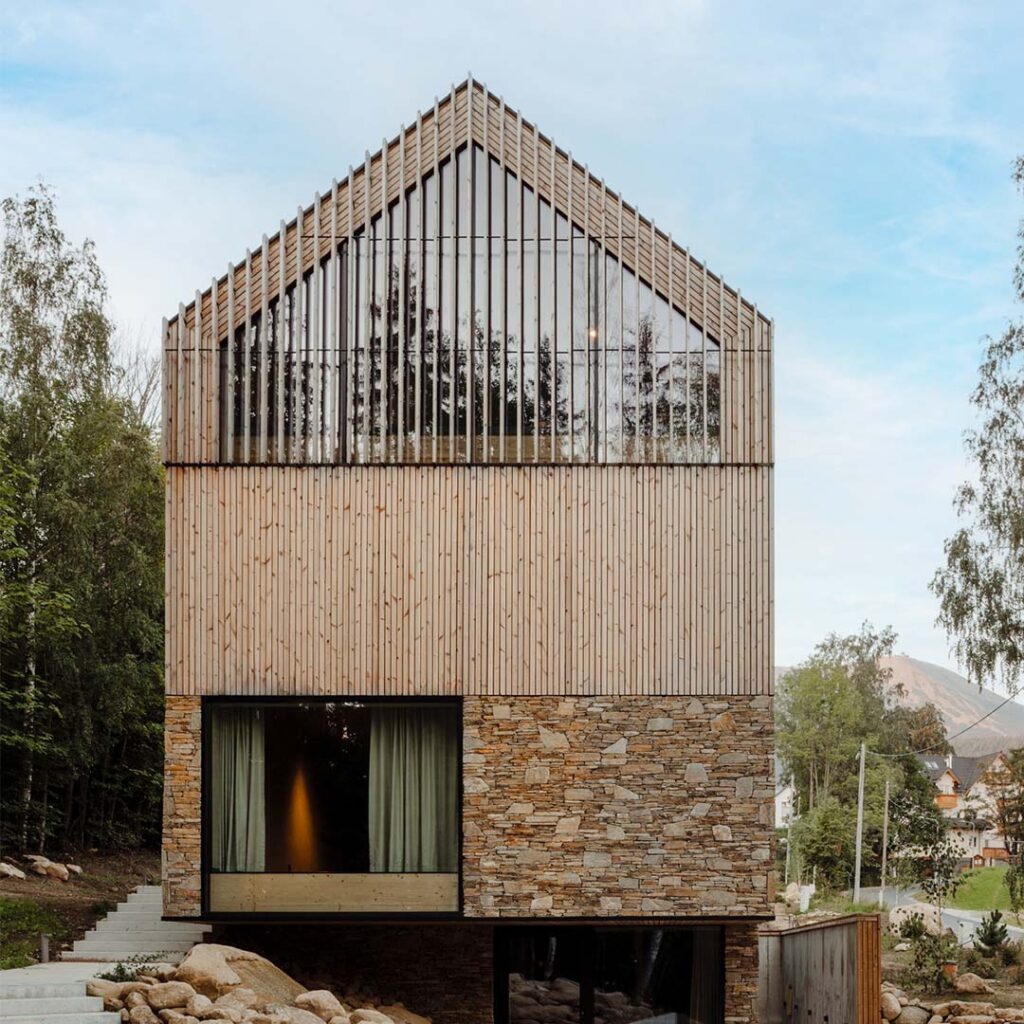 Фасадная отделка рейкой